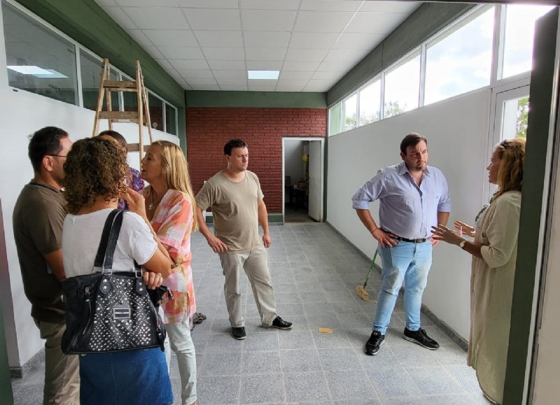 El intendente Román Bouvier visitó la Escuela de Educación Secundaria número 4 Nicolás Avellaneda .