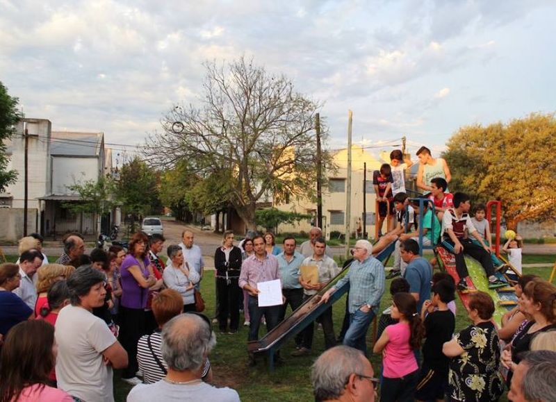 El ingeniero Daniel Boyeras en la plaza junto a los vecinos.