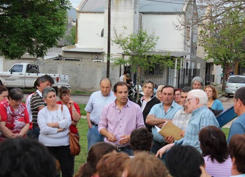 El ingeniero Daniel Boyeras en la plaza junto a los vecinos.