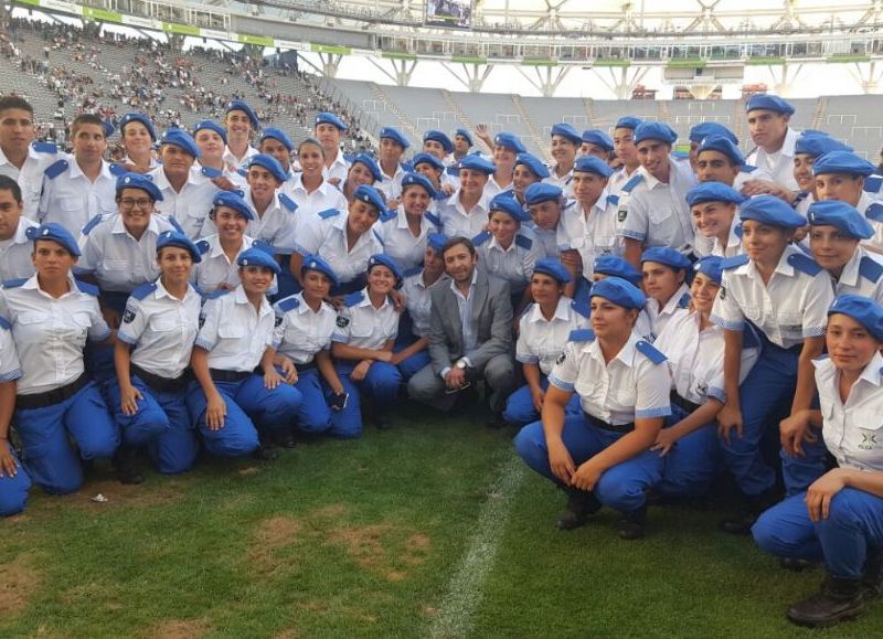 Núñez en su salsa, rodeado de policías.