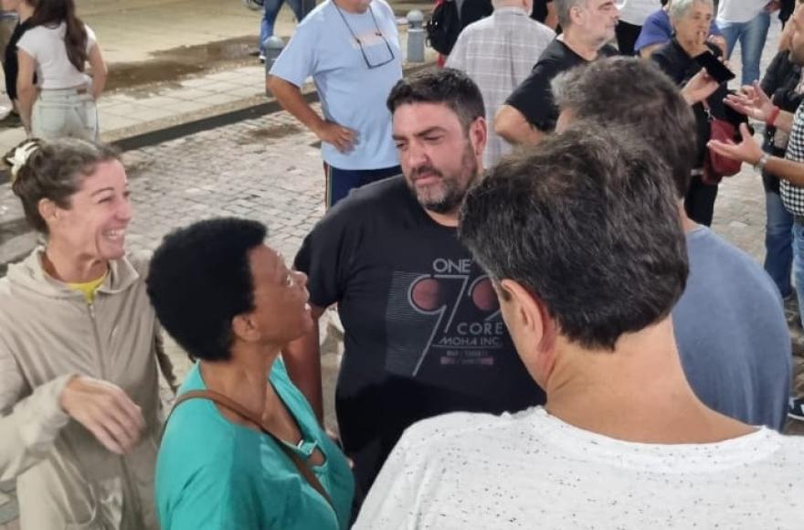 El edil opositor participó de la marcha de autoconvocados.