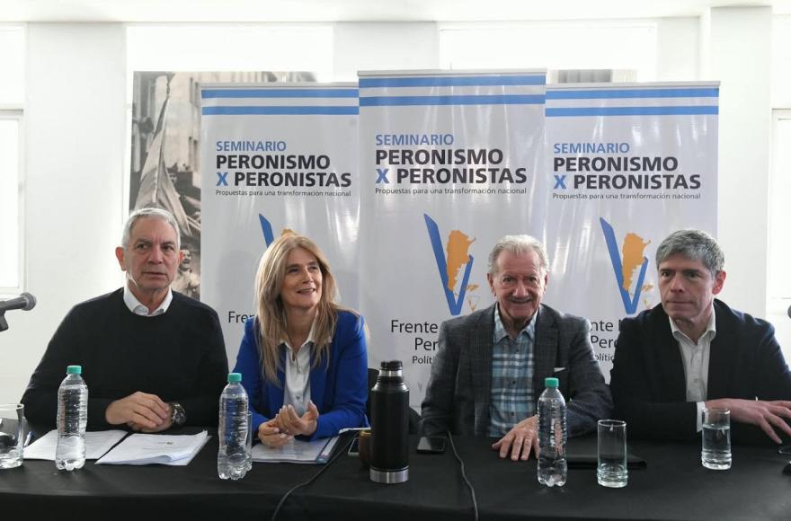 La jornada contó con la presencia de dirigentes políticos de distintas provincias argentinas, representantes académicos y empresariales.