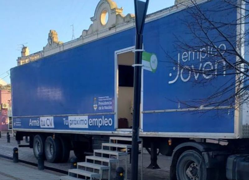 Ya está en la Plaza San Martín el trailer del Ministerio de Producción de la Nación.