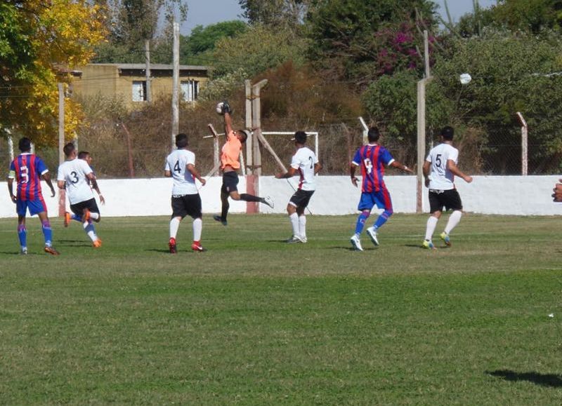 El Huracán sigue firme en la punta, seguido por Argentino.