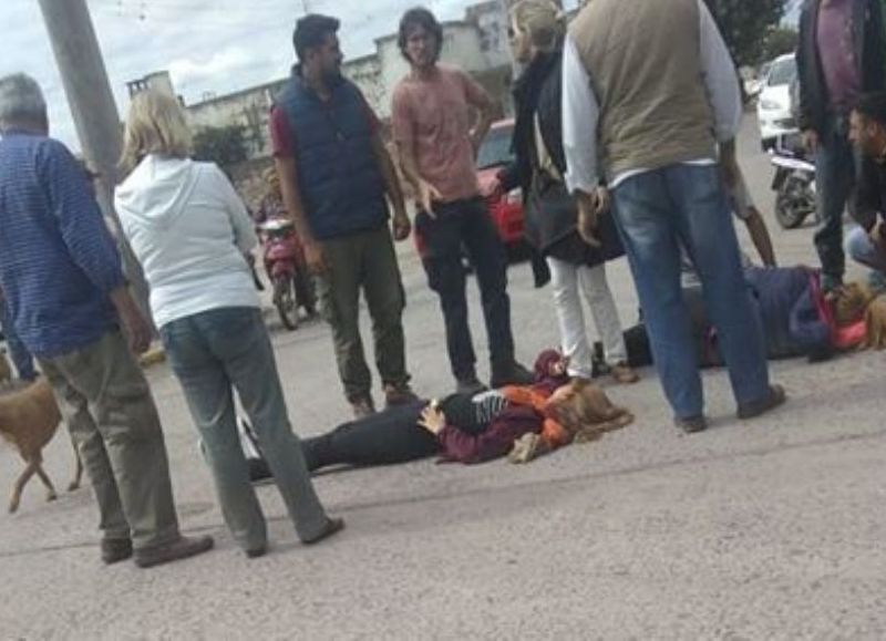 Una moto con dos mujeres a bordo cayó al piso.