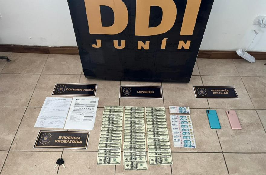 Se secuestró un sobre con dólares, pesos,ñ y documentación de la moto.