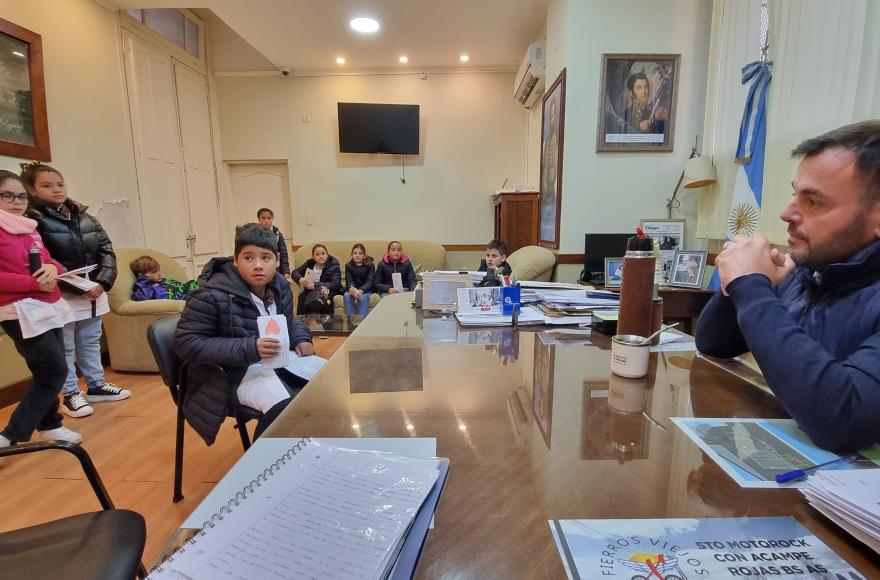 Los estudiantes de la Escuela Primaria N° 7 de Rafael Obligado visitaron este jueves el Municipio de Rojas.