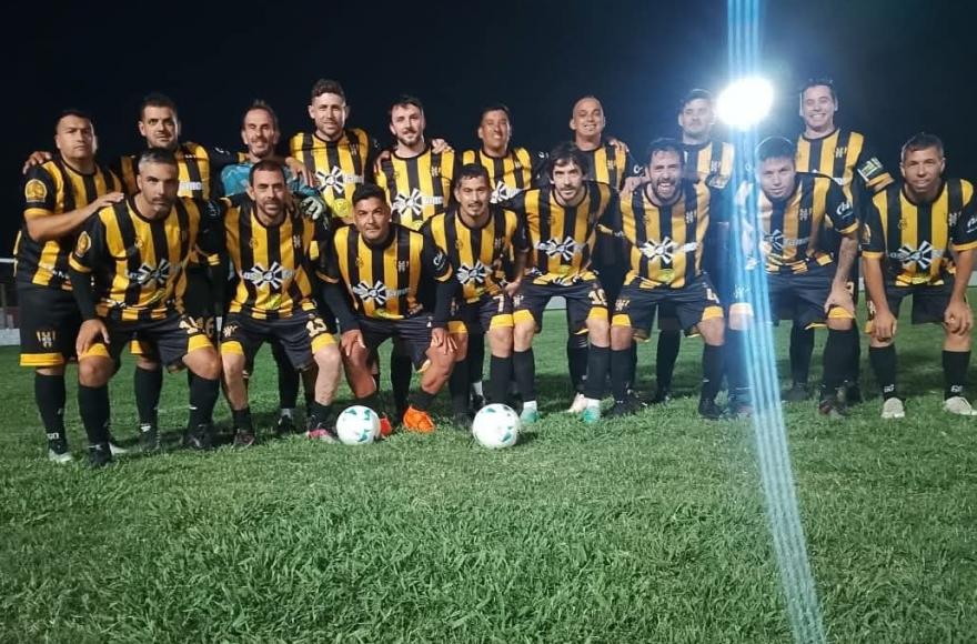 El Huracán se impuso en los penales y definirá frente a Carabelas.