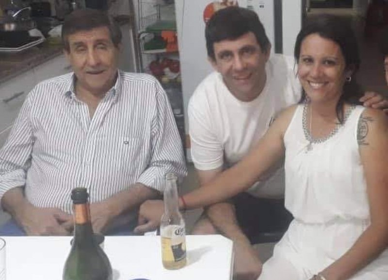 Tito Andrada inmortalizado en una foto junto a sus hijos, Agustín y Natalia.
