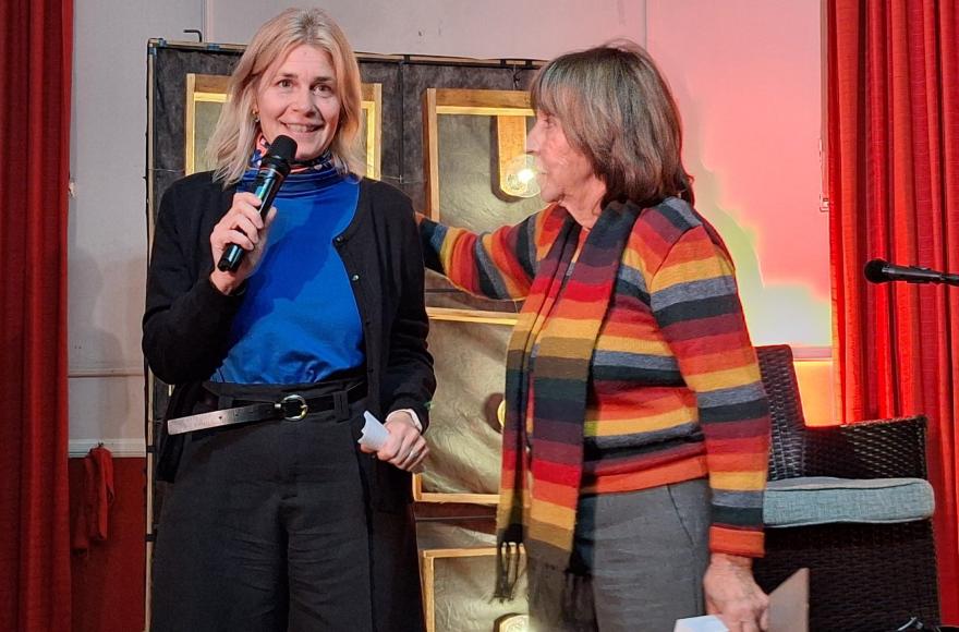 La abogada rojense Marta Oyhanarte presentó su libro “La silla de mimbre”