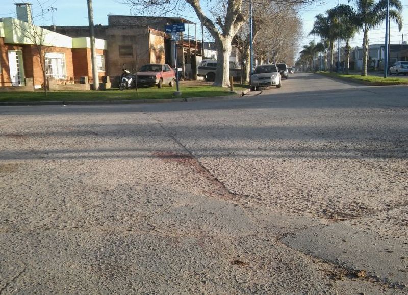 Una moto chocó contra el acoplado de un camión.