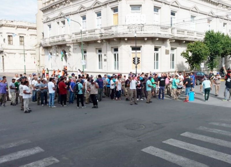 La singular protesta se está llevando a cabo este viernes frente a las puertas del Palacio Municipal.