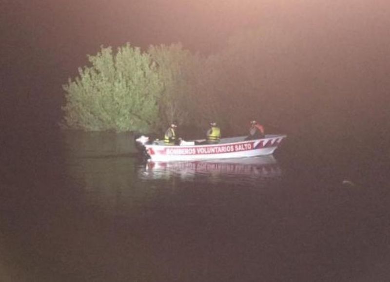 Se dispuso una embarcación y personal para realizar el rescate en la aguas de esa zona.