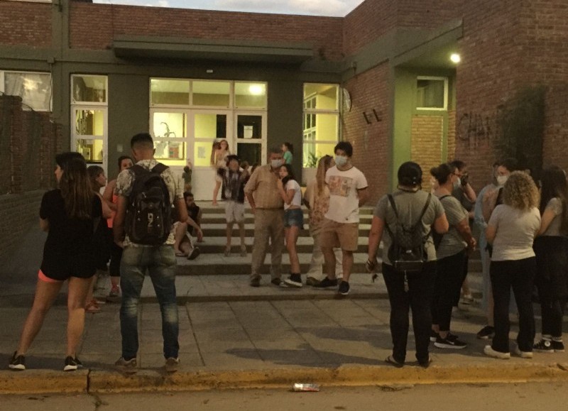 En horas de la noche de este viernes tuvo lugar una marcha de repudio a los actos vandálicos perpetrados en la escuela Nicolás Avellaneda por parte de un grupo de estudiantes del último año del nivel secundario.

