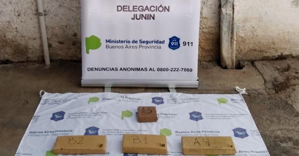 La marihuana estaba distribuida en siete panes y escondida dentro de dos mochilas.