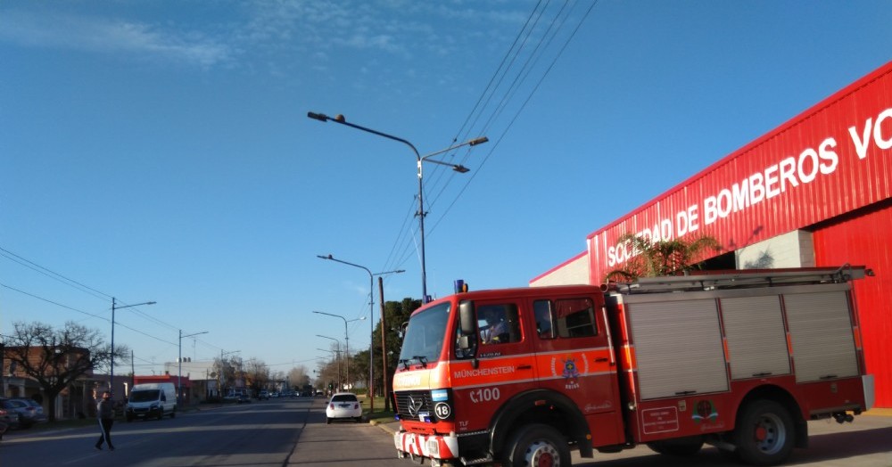 Intensa labor de los bomberos.