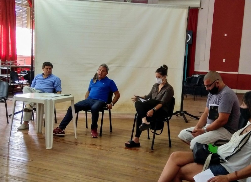 Deliberaciones en el Centro Sabato.