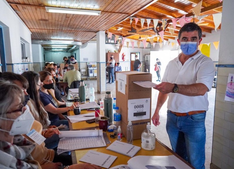 El precandidato del FdT votó en la Escuela 501