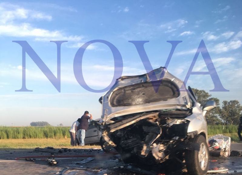 Según los primeros reportes policiales, la camioneta habría pisado la banquina, desviando su trayecto hacia la mano contraria de la ruta. (Foto: NOVA)