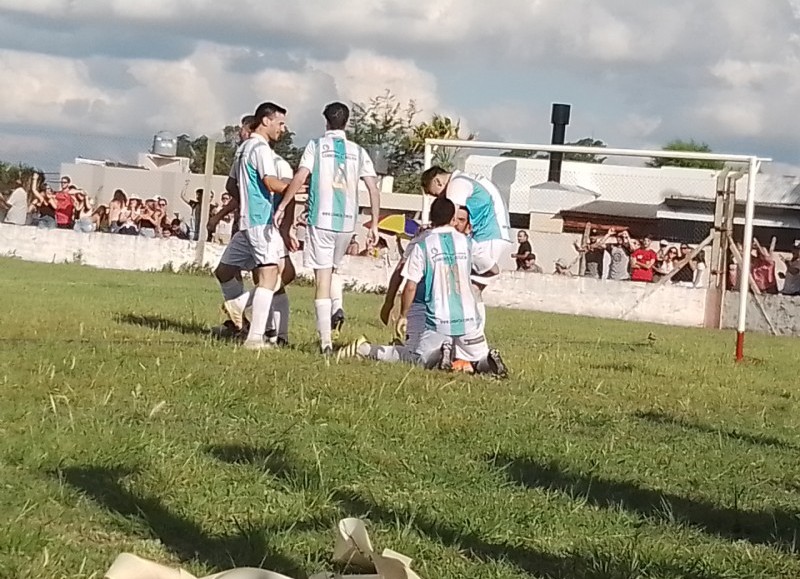 Dos goles de Gaitán.