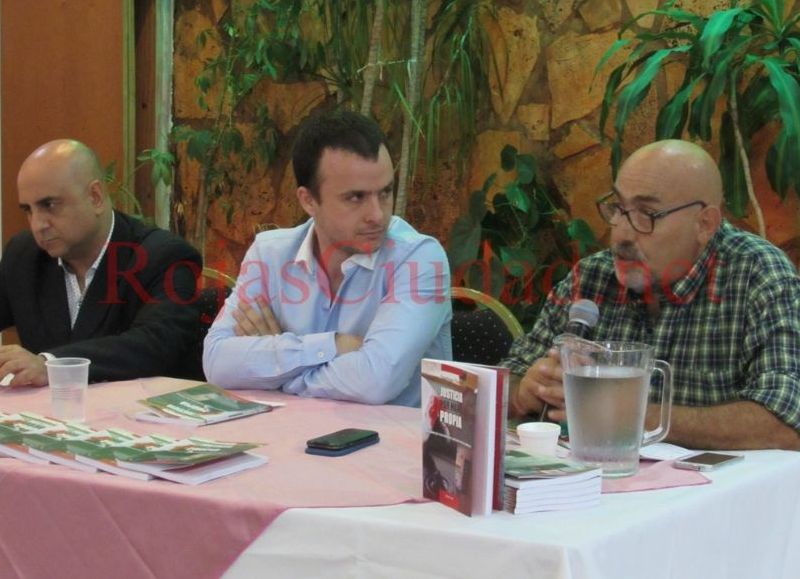 Mario Casalongue, el autor del libro, Santiago Sautel, y el destacado periodista Pico Sanzone.