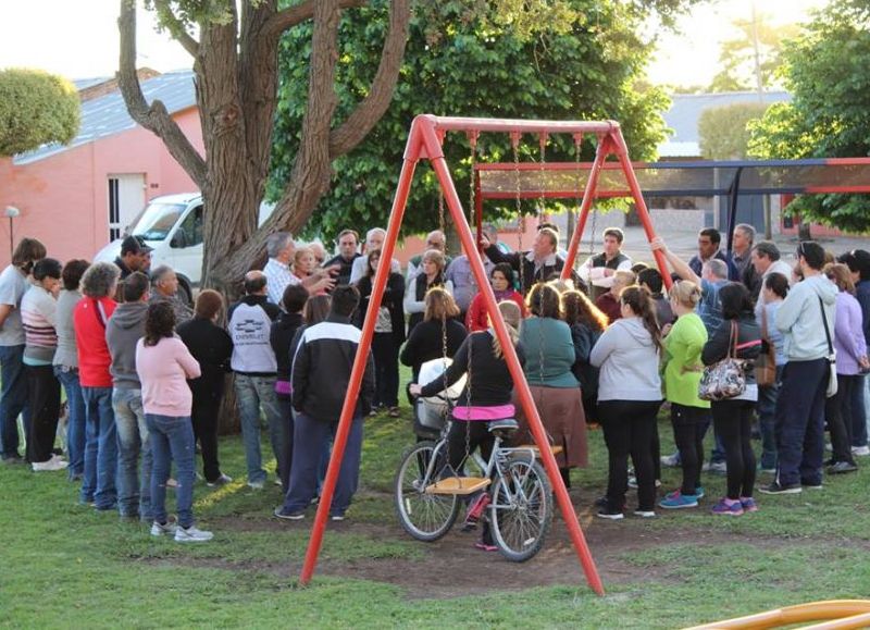 La gente rodeó al intendente para saber de qué se trata.