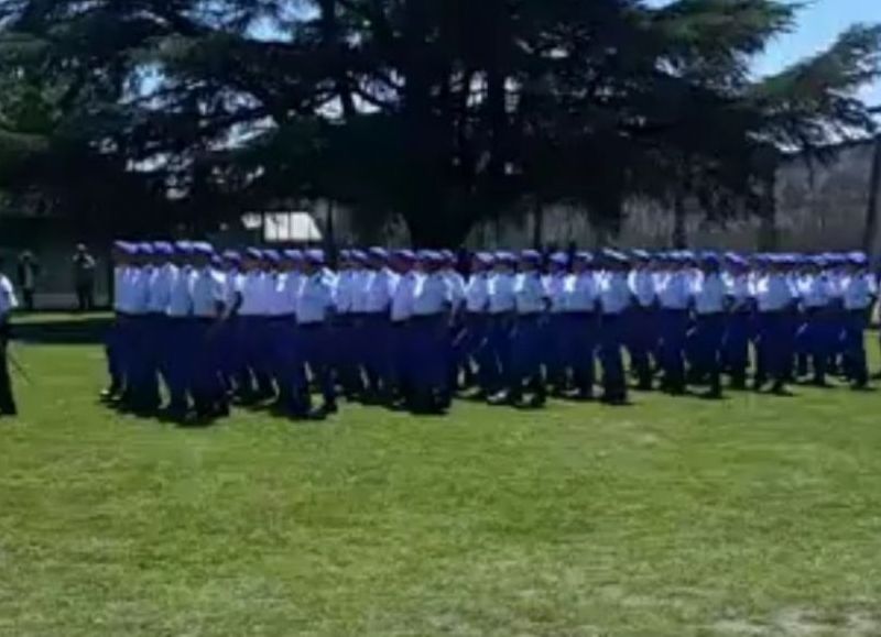 Momento en que hace entrada la primera camada de policías locales.