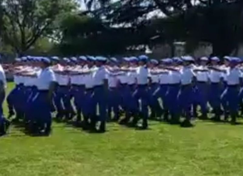 Momento en que hace entrada la primera camada de policías locales.
