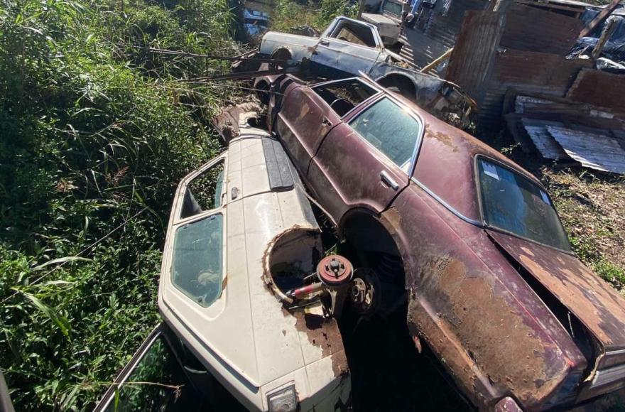 Autos abandonados y cacharros de todo tipo.