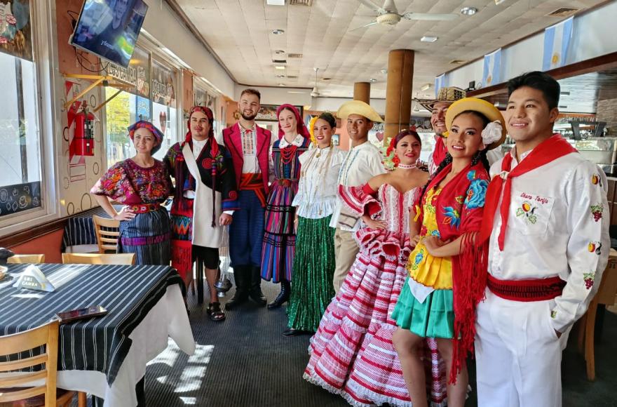 Festival de intercambio cultural entre naciones.