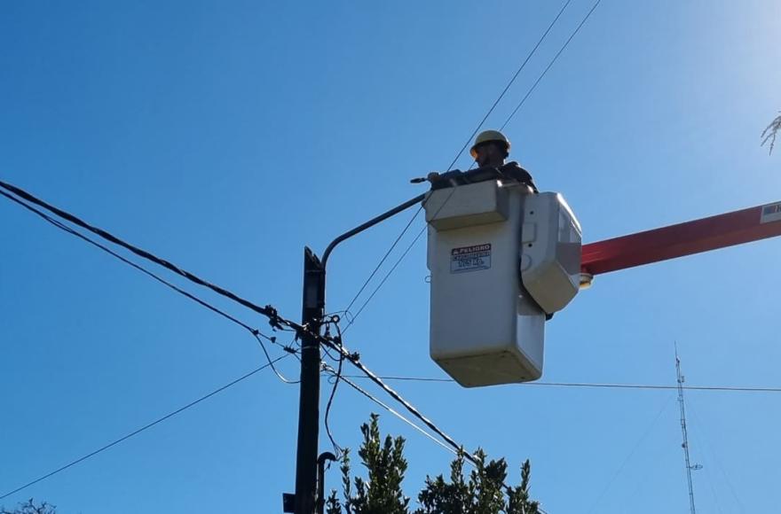 La Municipalidad de Rojas informó que continúa la colocación de luces LED.