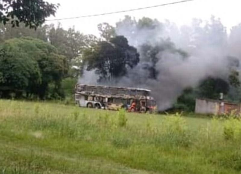 Colectivo ardiendo en llamas.