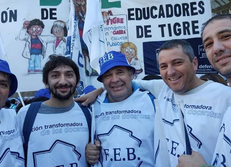 En pie de lucha.
