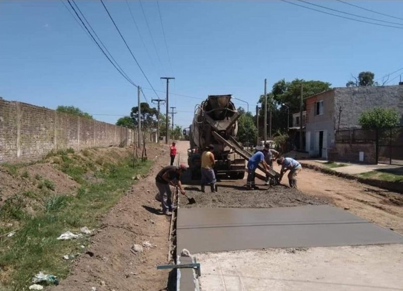 Frente a los Barrios Clyfer y Nehuenche I. 