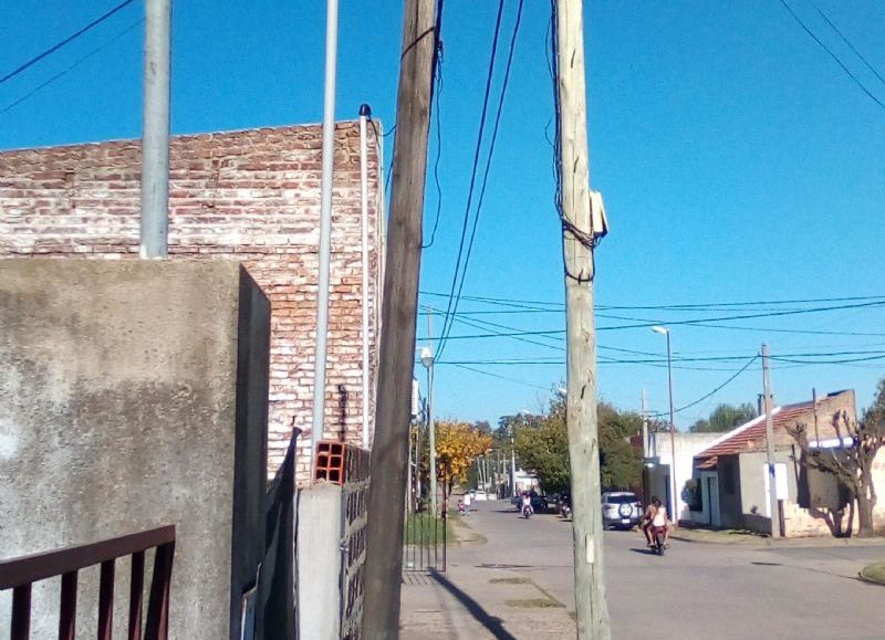 Poste inestable en calle Virrey Ceballos.