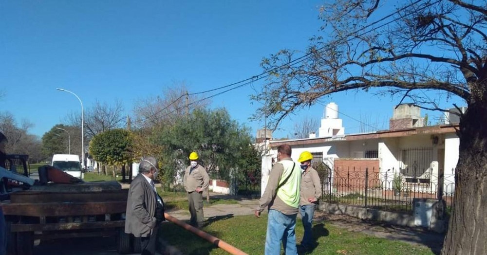 El intendente Ricardo Casi junto a algunos trabajadores (foto de archivo).