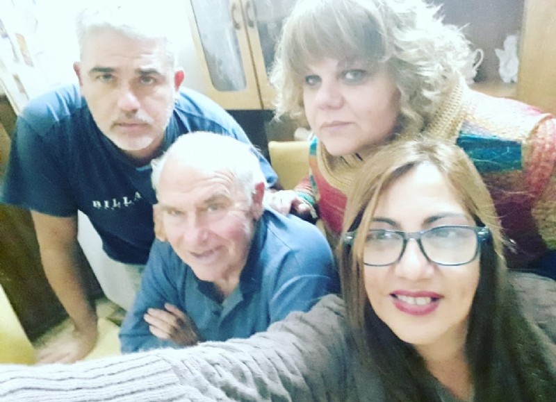 Daniel Alberto Scalise junto a sus tres hijos.
