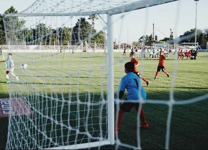 Los más chicos salen a la cancha.