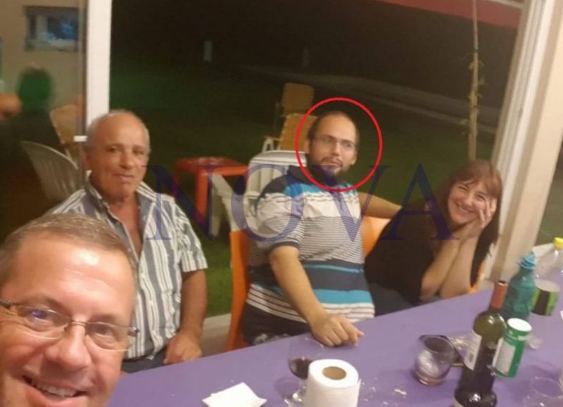Luciano Saladino, detenido e imputado, está junto al empresario Ricardo de la Fuente, ambos militantes de Cambiemos y referentes del intendente Pablo Petrecca. (Foto: NOVA)