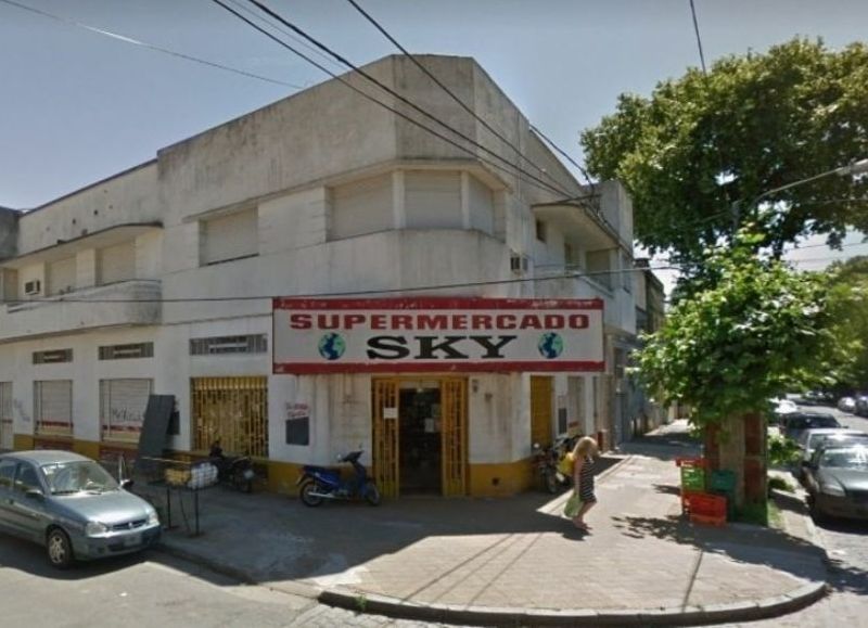 La fachada del supermercado donde fueron hallados los comerciantes.
