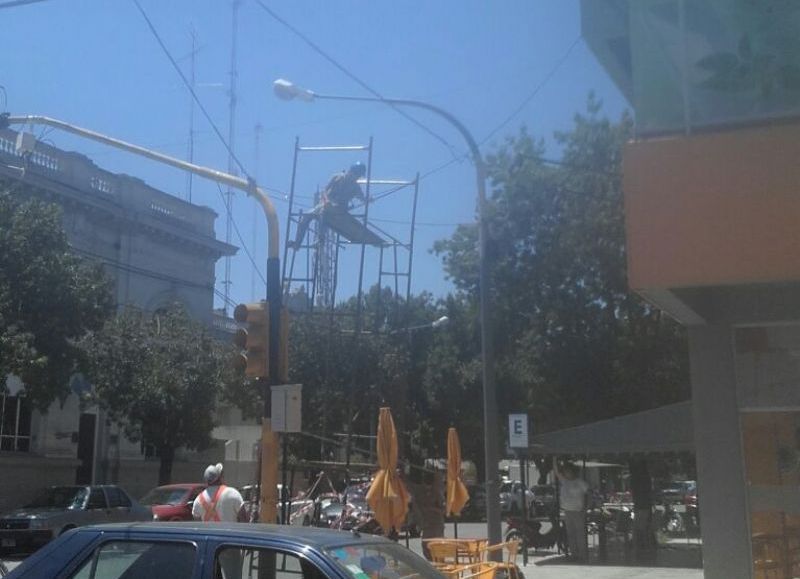 Ahora pintan las columnas de la Avenida 25 de Mayo.