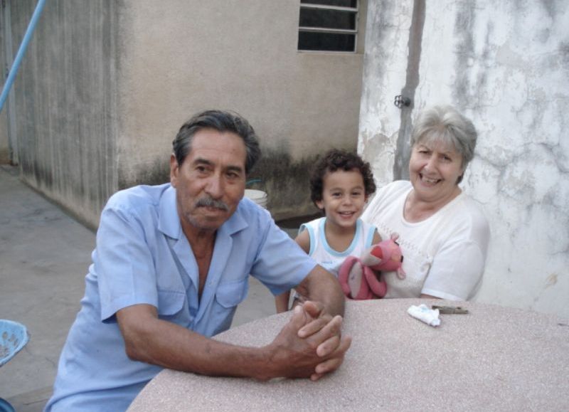 Julio Soria junto a su sobrino Gonzalo y su esposa Elsa.