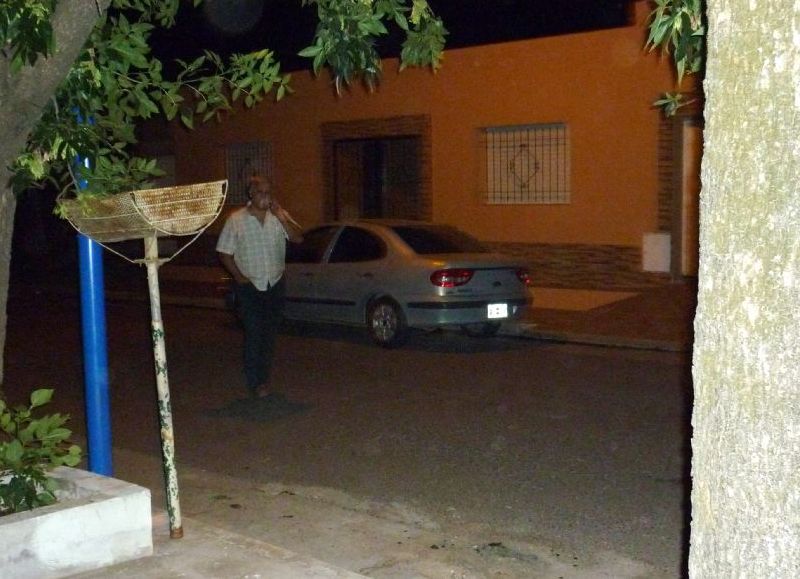 El comisario Luján es fotografiado al llegar a la casa de Pansu el sábado por la noche.