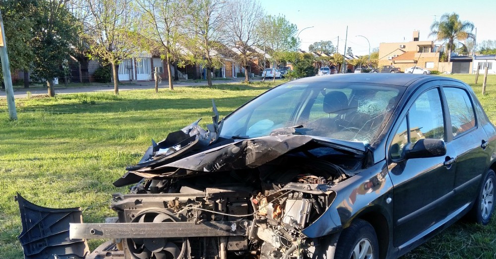 Un auto colisionó contra un camión estacionado.