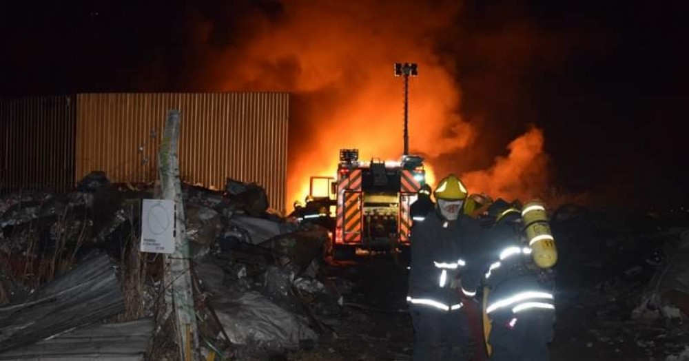 Intensa labor de los bomberos.