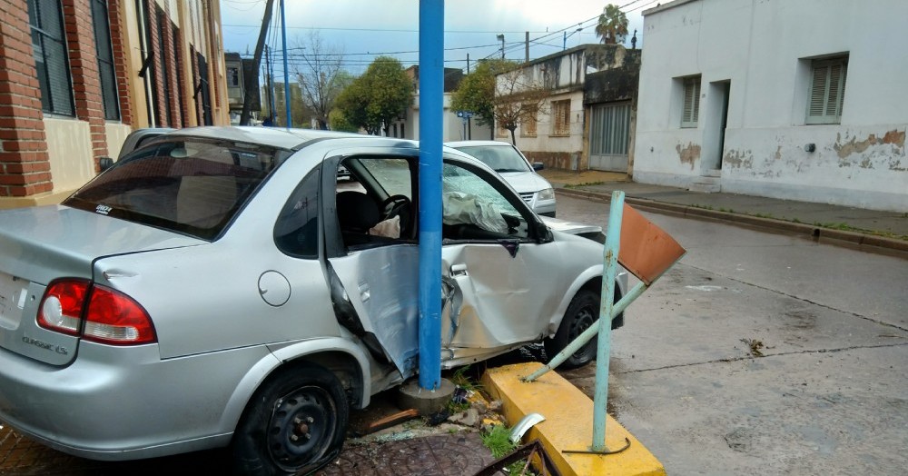 Un auto subió a la vereda de la Escuela N° 8.