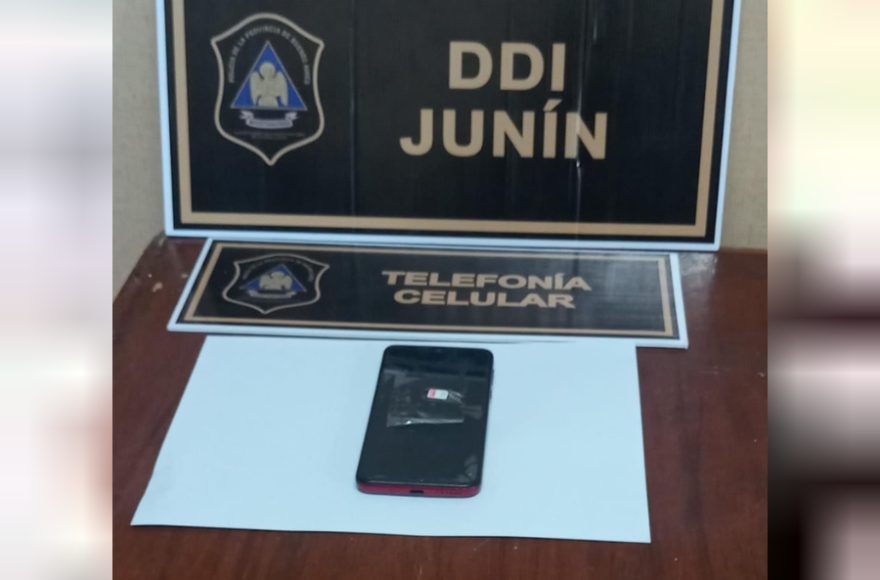 El celular con el que operaba el estafador.