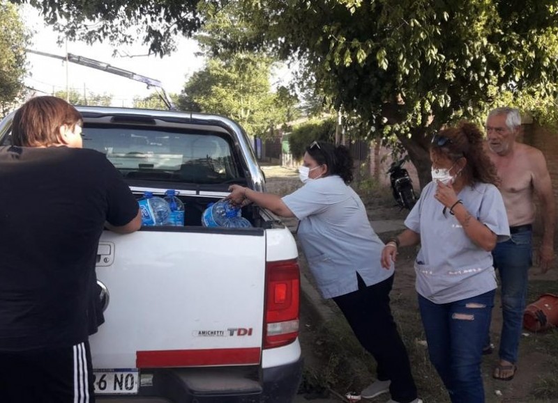 Entrega de bidones de agua.