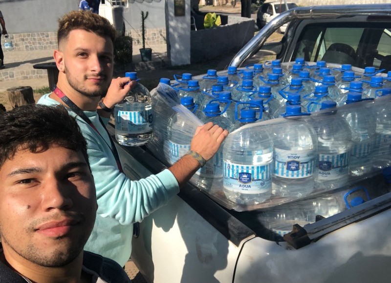 Entrega de bidones de agua.