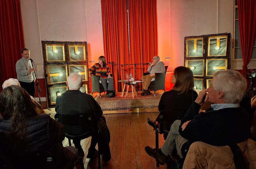 La abogada rojense Marta Oyhanarte presentó su libro “La silla de mimbre”